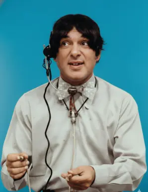 Quem Foi Zacarias Os Trapalhões, um dos pilares da comédia brasileira. Primeiramente, mergulharemos na vida e na carreira de Mauro Faccio Gonçalves, o homem por trás do personagem. Assim, entenderemos como ele se tornou uma figura inesquecível do humor nacional.