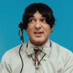 Quem Foi Zacarias Os Trapalhões, um dos pilares da comédia brasileira. Primeiramente, mergulharemos na vida e na carreira de Mauro Faccio Gonçalves, o homem por trás do personagem. Assim, entenderemos como ele se tornou uma figura inesquecível do humor nacional.