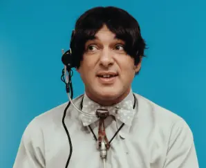 Quem Foi Zacarias Os Trapalhões, um dos pilares da comédia brasileira. Primeiramente, mergulharemos na vida e na carreira de Mauro Faccio Gonçalves, o homem por trás do personagem. Assim, entenderemos como ele se tornou uma figura inesquecível do humor nacional.