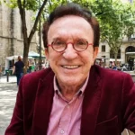 Sabe quem foi Moacyr Franco? Esse é, sem dúvida, um nome gigantesco na cultura brasileira. Primeiramente, ele se destacou como um artista multifacetado. Sua versatilidade, afinal, o levou a brilhar em diversas áreas. Cantor, compositor e ator são algumas delas. Moacyr Franco também foi um grande apresentador de televisão. Portanto, sua vida e obra merecem ser exploradas. Acompanhe a seguir esta incrível trajetória.